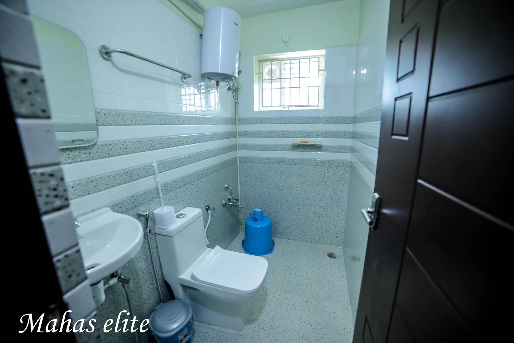 Bathroom with geyser at Mahas Elite family apartment