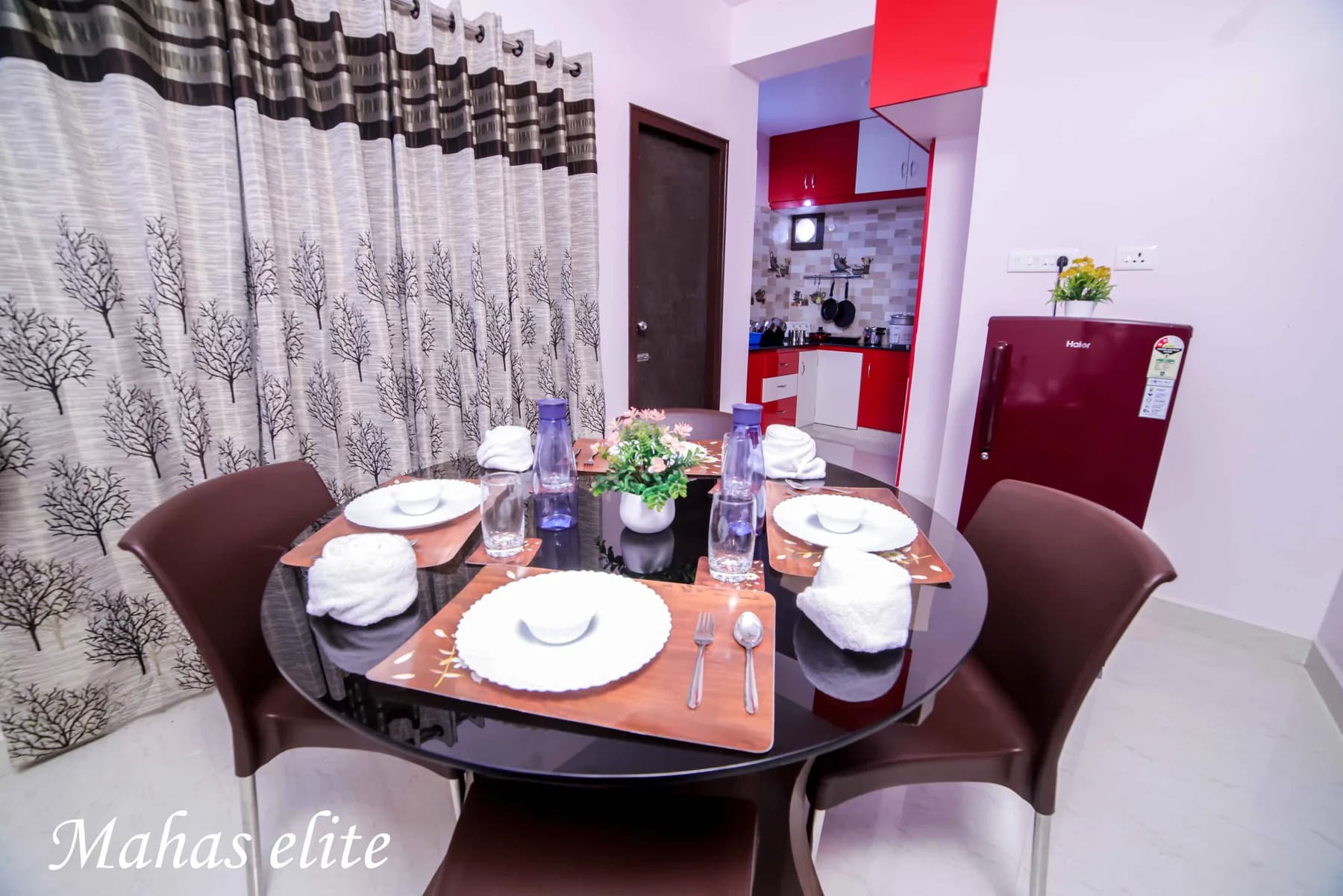 Dining area with table and chairs at Mahas Elite