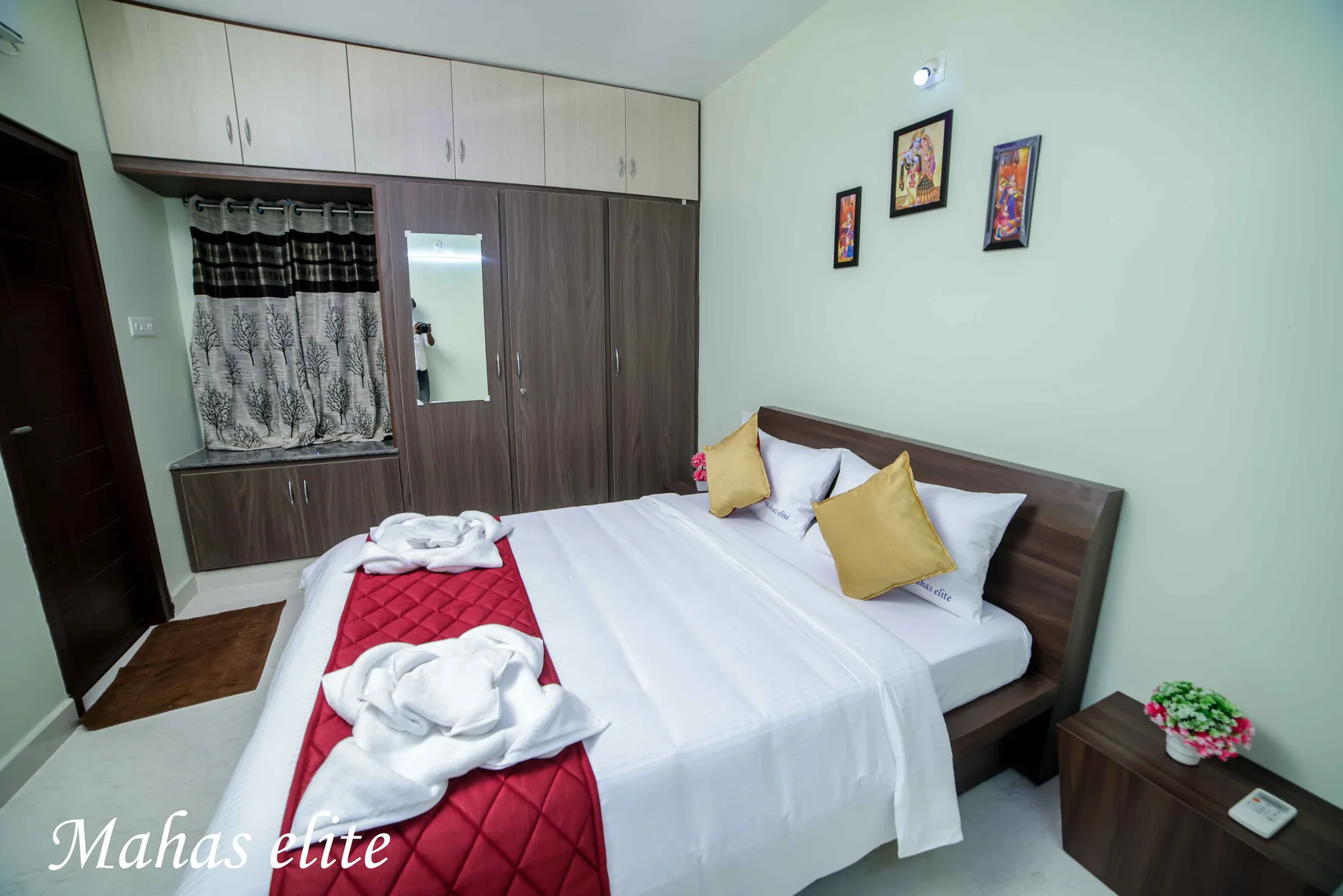 Comfortable air-conditioned bedroom at Mahas Elite